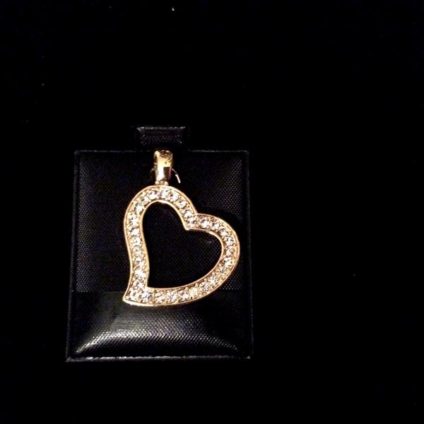 9076 <b><br />CRYSTAL DANGLING HEART</b>